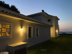 Linda casa com quatro suítes, pé na areia, em condomínio com segurança